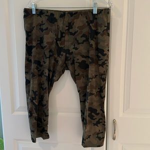 No Boundaries Camo capris pants
